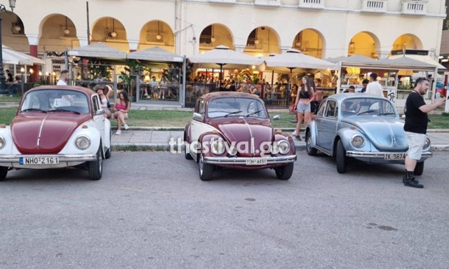 Θεσσαλονίκη: Τα θρυλικά «κατσαριδάκια» πλημμύρισαν την πλατεία Αριστοτέλους