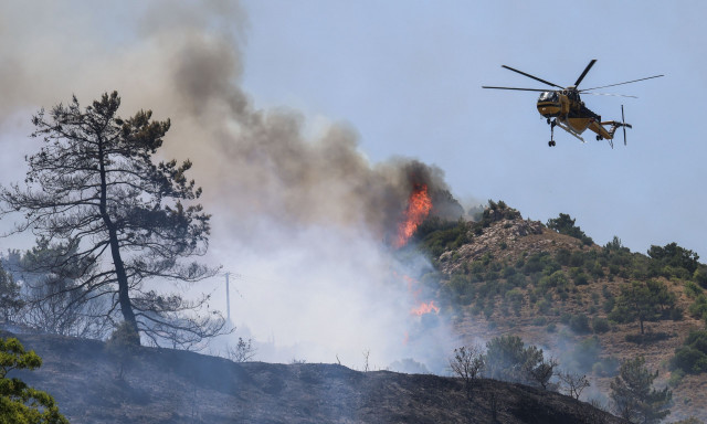 Φωτιά στη Χίο: «Γίνεται μάχη σπίτι – σπίτι» λέει ο Δήμαρχος, διαδοχικά μηνύματα του «112»