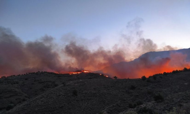 Χίος: Κυκλώνει την πόλη το διπλό πύρινο μέτωπο – Συνεχίζεται η μάχη με τις φλόγες