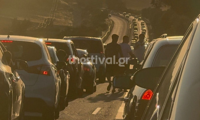 Θεσσαλονίκη: Νεαροί βγήκαν από τα αυτοκίνητά τους και έτρεχαν στη μέση του δρόμου σε εθνική οδό