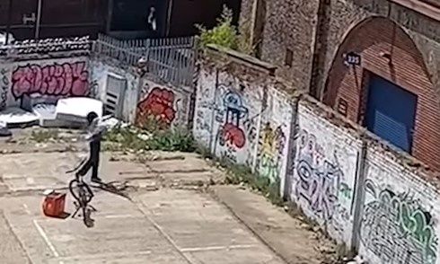 Λονδίνο: Διανομέας πέταξε νερά σε εγκλωβισμένους επιβάτες τρένου - Συγκινητικό βίντεο