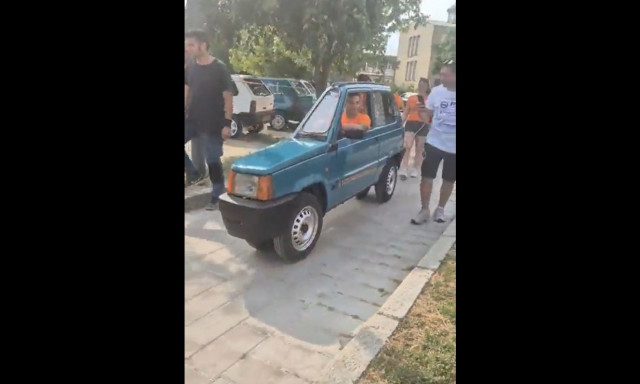 Το... στενότερο αυτοκίνητο στον κόσμο κυκλοφορεί στους δρόμους της Ιταλίας!