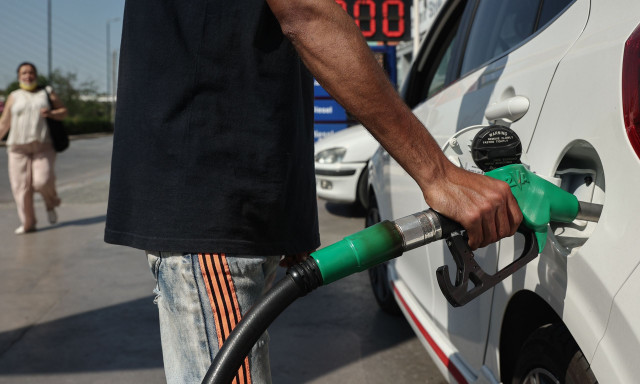 Αυξήσεις στα καύσιμα φέρνει η «φωτιά» στη Μέση Ανατολή – Ο φόβος για τα Στενά του Ορμούζ