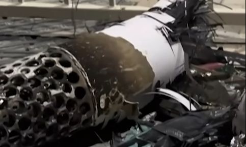 Κατάρ: Βίντεο δείχνει συντρίμμια αναχαιτισμένου ιρανικού πύραυλου στη Ντόχα