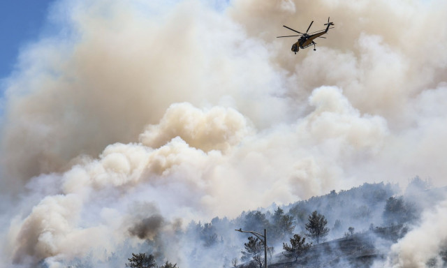 Φωτιά: Σκληρή η μάχη με τις φλόγες στη Χίο – Ανεξέλεγκτο το πύρινο μέτωπο σε Βροντάδο