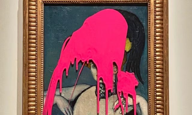 Ακτιβιστής για το κλίμα «έλουσε» με ροζ μπογιά πίνακα του Πικάσο