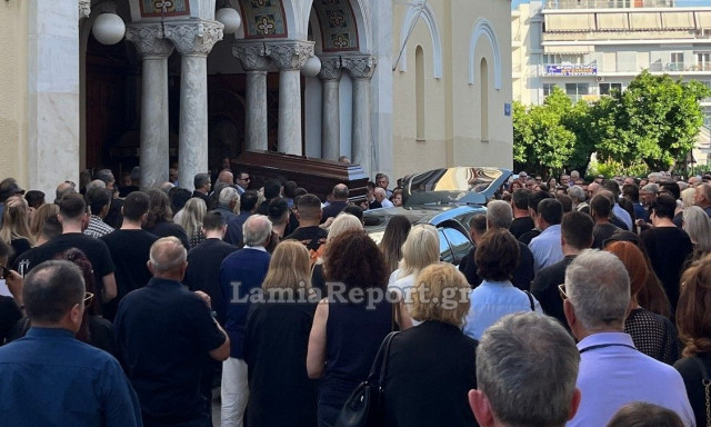 Λαμία: Πλήθος κόσμου στην κηδεία του αντιδημάρχου που σκοτώθηκε σε τροχαίο - Φώναζαν «άξιος»