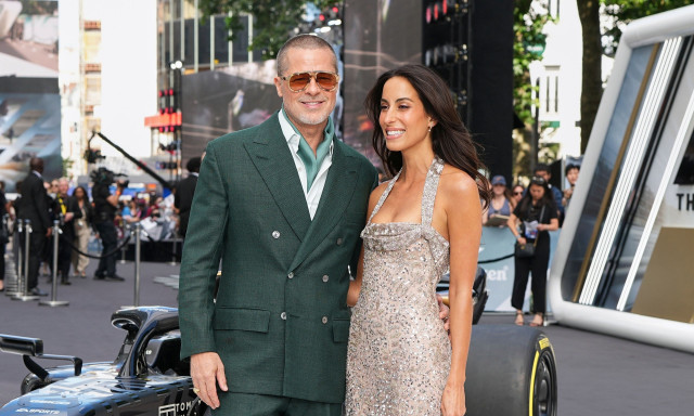 Ο Μπραντ Πιτ κρατά χέρι-χέρι την σύντροφό του Ινές ντε Ραμόν μετά την πρεμιέρα της ταινίας «F1»