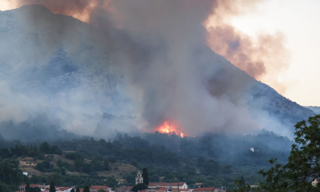 Χίος: Φλέγεται για τρίτο 24ωρο - Εκκενώσεις, διασκορπισμένες εστίες και τιτάνια κινητοποίηση
