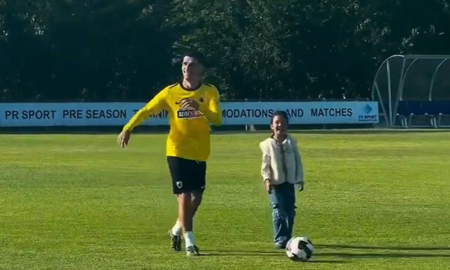 ΑΕΚ: Σκληρή δουλειά στην Ολλανδία κι η όμορφη στιγμή του Μάνταλου με ένα μικρό κορίτσι (βίντεο)