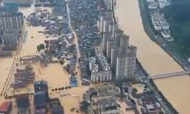 Πλημμύρες στην Κίνα: Ποτάμια οι δρόμοι - 80.000 άνθρωποι εγκατέλειψαν τα σπίτια τους