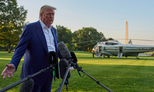 Ο Τραμπ δημοσίευσε μια παρωδία του τραγουδιού «Bomb Iran» με βίντεο βομβιστών