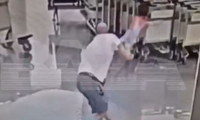 Μόσχα: Άνδρας αρπάζει 18 μηνών παιδί και το πετάει με δύναμη στο πάτωμα αεροδρομίου