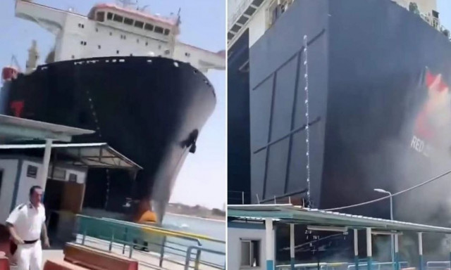 Πλοίο - γίγας «καβάλησε» προβλήτα στη Διώρυγα του Σουέζ: Το βίντεο - ντοκουμέντο από την πρόσκρουση