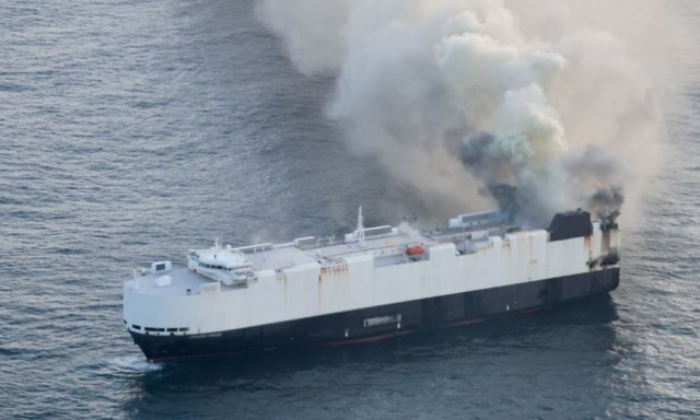 Βυθίστηκε στον Ειρηνικό Ωκεανό φορτηγό πλοίο με 3.000 αυτοκίνητα - Φόβοι για ρύπανση