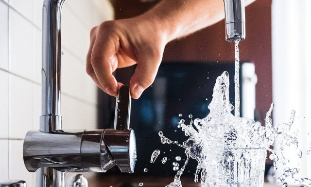 Γιατί πρέπει να αφήσετε ένα ποτήρι και ένα φύλλο χαρτιού στον νεροχύτη φεύγοντας για διακοπές