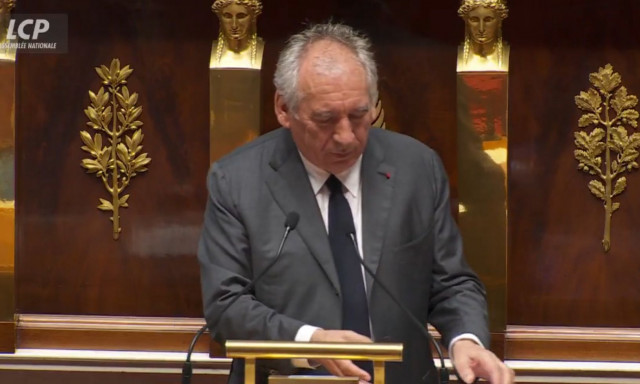 Γάλλος πρωθυπουργός: Νερό που στάζει από το ταβάνι της εθνοσυνέλευσης πέφτει στο κεφάλι του