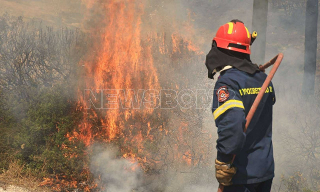 Παλαιά Φώκαια: «Πάει να ξεφύγει η φωτιά» - Έκκληση από τον δήμαρχο Λαυρεωτικής