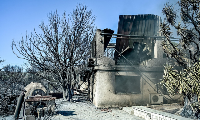 Παλαιά Φώκαια: Η συγκλονιστική στιγμή που πυροσβέστης ανεβαίνει στη σκεπή φλεγόμενου σπιτιου