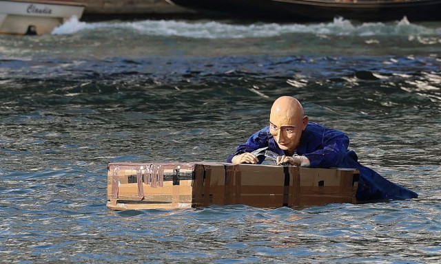 Βενετία: Ακτιβιστές πέταξαν κούκλα του Τζεφ Μπέζος στο Μεγάλο Κανάλι – Δείτε βίντεο