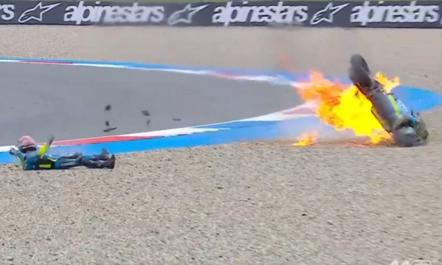 Τρομακτικό ατύχημα στο MotoGP: «Λαμπάδιασε» στον αέρα η μηχανή του Ογκούρα - Βίντεο