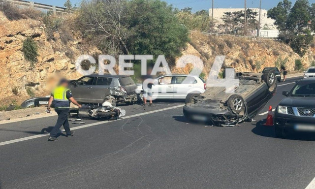 Ηράκλειο: Καραμπόλα έξι οχημάτων και μοτοσικλέτας με τραυματίες στον ΒΟΑΚ