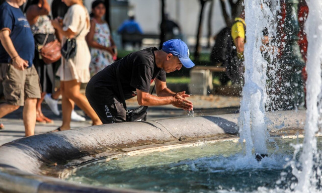 Καιρός: Κορυφώνεται σήμερα ο καύσωνας - Οι 2 κίνδυνοι που φέρνει μαζί του - Πότε υποχωρεί