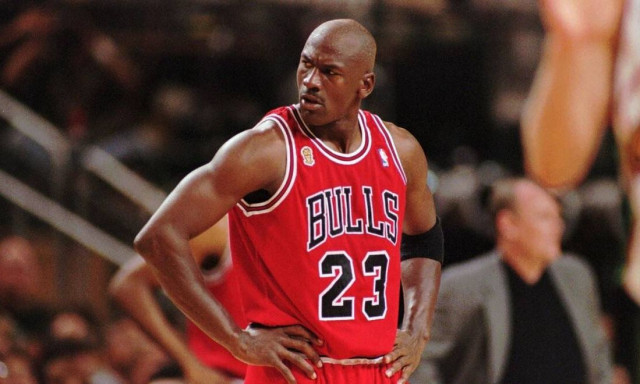 Μάικλ Τζόρνταν: Μυθική δημοπρασία για ένα κομμάτι χαρτόνι με την υπογραφή του