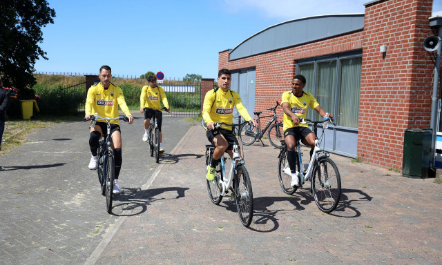 ΑΕΚ: Με ποδήλατα πήγαν στο φιλικό οι «κιτρινόμαυροι» - Κόσμος και κίτρινα τριαντάφυλλα για την ομάδα