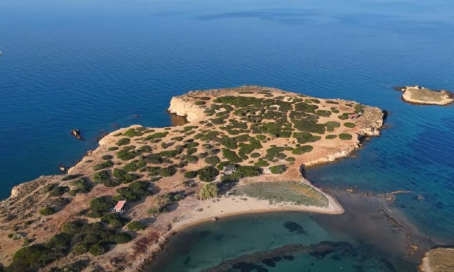 Το νησί-μυστήριο απέναντι από τη Βούλα που ανήκει σε έναν συνταξιούχο οδηγό λεωφορείου