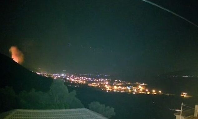 Φωτιά στη Ναύπακτο: Η στιγμή που ξέσπασε η πυρκαγιά και προκάλεσε εκκένωση οικισμών - Βίντεο