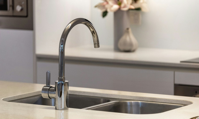 Βουλωμένος νεροχύτης: Τι να χρησιμοποιήσετε για να μην χρειαστείτε υδραυλικό