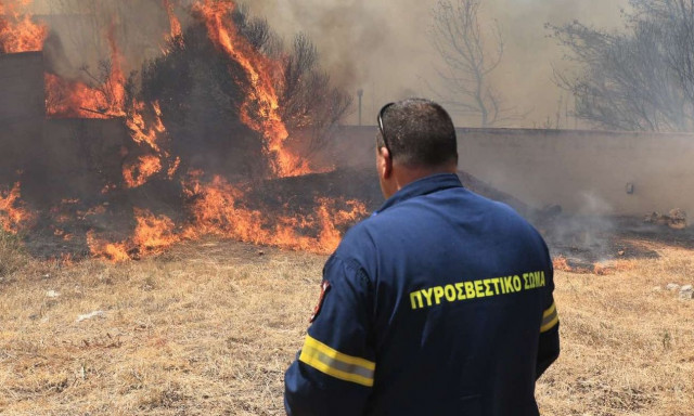 Κρήτη: Συναγερμός για δύο ταυτόχρονες πυρκαγιές στη Μεσσαρά