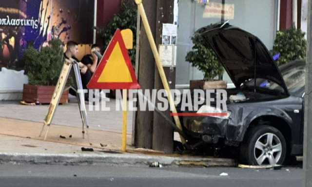 Σοβαρό τροχαίο στον Βόλο: ΙΧ καρφώθηκε σε κολώνες - Εικόνες από το σημείο