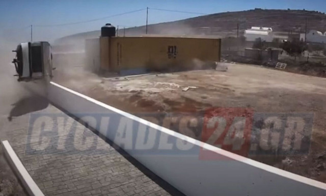 Σαντορίνη: Οι ισχυροί άνεμοι «σήκωσαν» τροχόσπιτο στον αέρα - Δείτε βίντεο