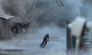 Γάζα: Παλαιστίνιος ποδηλάτης προσπαθεί να ξεφύγει από βομβαρδισμό σε κατοικημένη περιοχή