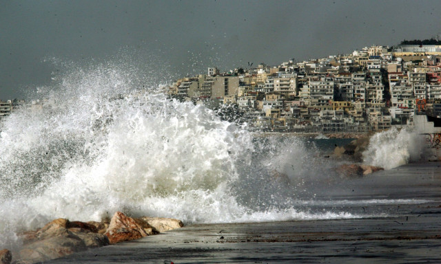 Καιρός: Στη δίνη των ισχυρών ανέμων η χώρα - «Κόκκινος» συναγερμός για 12 περιοχές