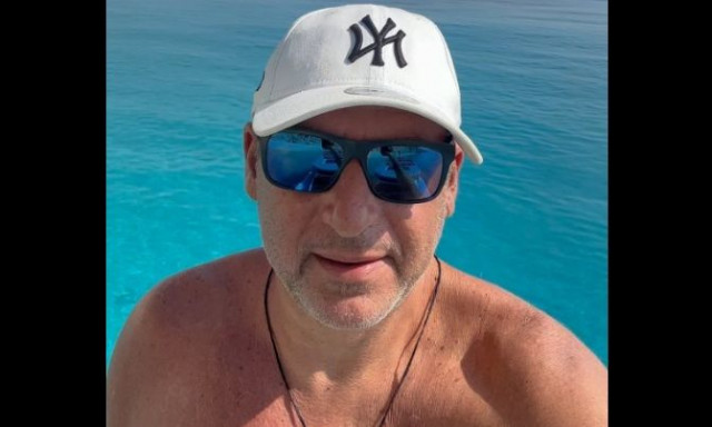 Ο Γιώργος Λιάγκας αποκλείστηκε στην Τήνο - «Δεν το λες και φυλακή», γράφει