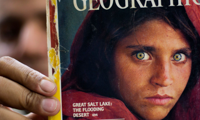 Το «κορίτσι από το Αφγανιστάν»: Πού βρίσκεται σήμερα το πρόσωπο της εμβληματικής φωτογραφίας