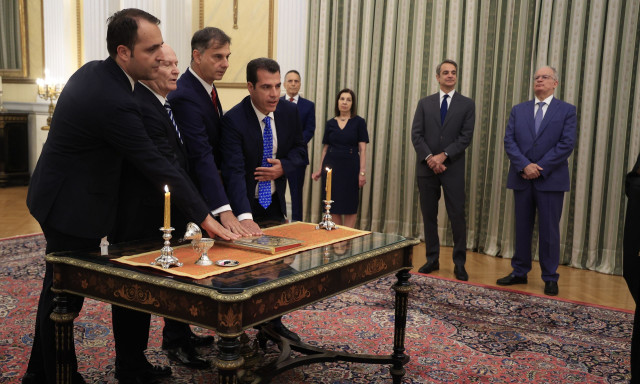 Ορκίστηκαν τα νέα μέλη της κυβέρνησης μετά τις παραιτήσεις για το σκάνδαλο στον ΟΠΕΚΕΠΕ