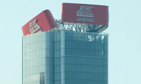 Συναγερμός στο Μιλάνο: Τεράστια διαφημιστική πινακίδα έτοιμη να καταρρεύσει από οροφή ουρανοξύστη