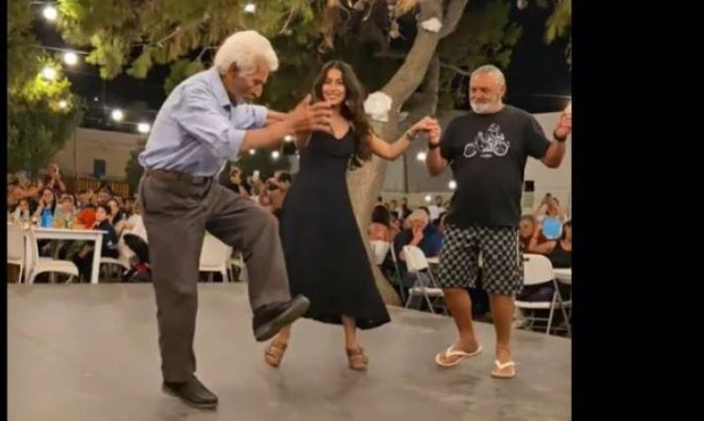 Viral ο 92χρονος παππούς στη Σχοινούσα - Ο Γιώργος Κωβαίος χορεύει και όλοι μένουν άναυδοι