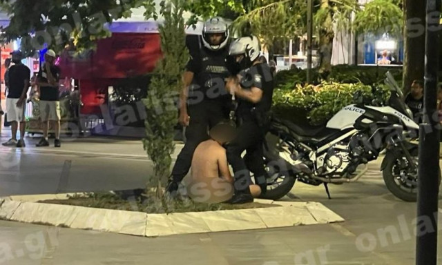Λάρισα: Πανικός με άνδρα που κυκλοφορούσε ολόγυμνος στην κεντρική πλατεία - Βίντεο