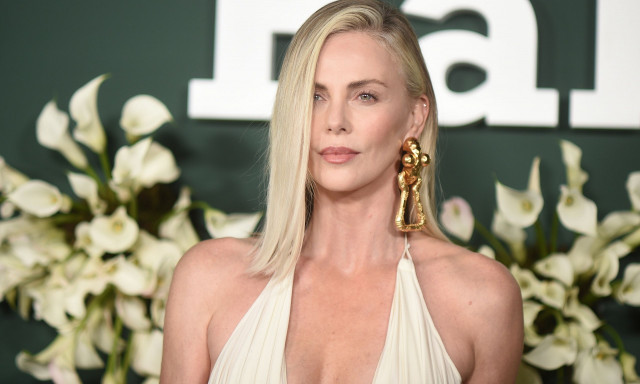 Η Σαρλίζ Θέρον «καρφώνει» τον Τζεφ Μπέζος και τη Λόρεν Σάντσες για τον γάμο τους