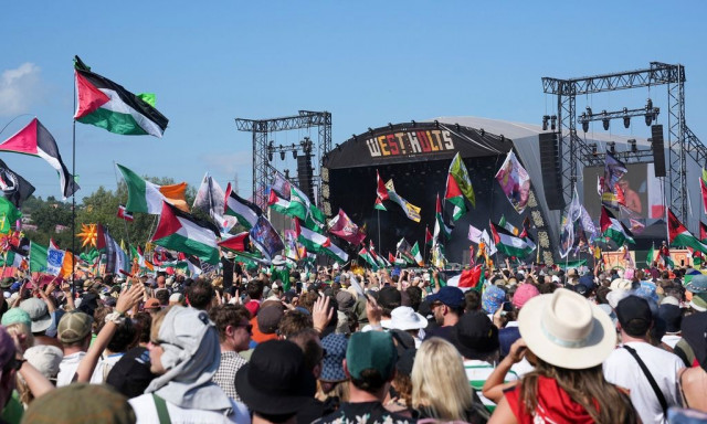 Γκλάστονμπερι: Αστυνομική έρευνα για τα αντι-ισραηλινά συνθήματα των Bob Vylan και Kneecap