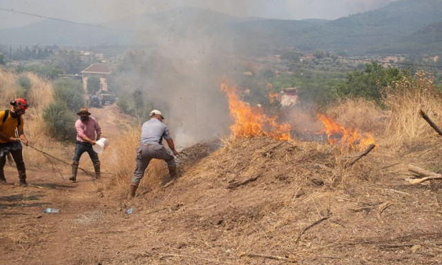 Φωτιές στη Σμύρνη: Τούρκος δημοσιογράφος κατηγορεί PKK και Ελλάδα