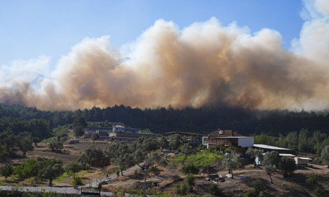 Τουρκία: Πύρινος όλεθρος στη Σμύρνη – «Τόσες αναμνήσεις, όλα έγιναν στάχτη»