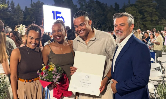 Εμμανουήλ Καραλής: Πήρε το πτυχίο του στο μάρκετινγκ - «Μάνα... το πήρα!», το επικό του μήνυμα