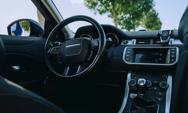 Ειδικοί προειδοποιούν: Αφαιρέστε άμεσα αυτά τα 3 αντικείμενα από το αμάξι σας