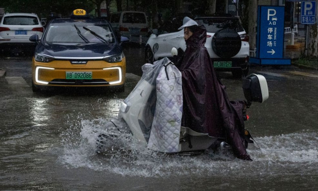 Πλημμύρες στην Κίνα: Έπεσε βροχή ενός μήνα σε 12 ώρες - Έκλεισαν σχολεία, εκκενώθηκαν περιοχές